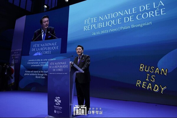 윤석열 대통령이 24일 저녁(현지시간) 프랑스 파리 브롱냐르궁에서 개최된 주프랑스 대한민국대사관 주최 대한민국 국경일 리셉션 행사에서 축사를 하고 있다. (출처=대통령실 홈페이지)