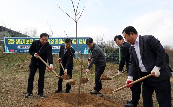 (사진설명) 사진 왼쪽부터 김보규 농심 경영기획실장, 이상재 농촌진흥청 농업생물부장, 조재호 농촌진흥청장, 이정석 부안군 부군수, 김용래 한국양봉농협 조합장
