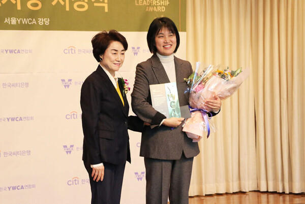 (왼쪽부터) 원영희 한국YWCA연합회 회장과 대상 수상자 이진희 ㈜베어베터 공동대표가 기념촬영을 하고 있다.