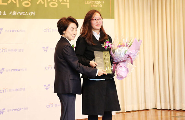 (왼쪽부터) 원영희 한국YWCA연합회 회장과 특별상을 받은 한분영 덴마크한국인진상규명그룹 공동대표.