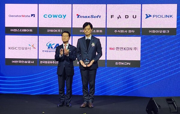 한국환경공단(사진 오른쪽 조경선 인사부장)은 29일 오후 서울 삼성동 섬유센터에서 이정식 고용노동부장관(사진 왼쪽)으로부터 ‘2023 워라밸 실천 우수기업’ 인증패를 수여 받았다.