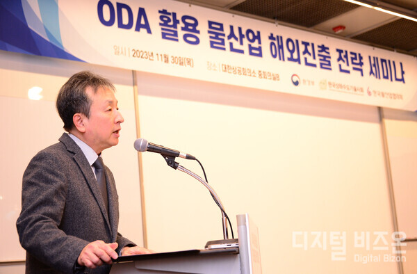 한국물산업협의회 홍승관 회장이 30일 서울 중구 대한상공회의소에서 진행된 ODA 활용 물산업 해외진출 전략 세미나에서 개회사를 하고 있다.