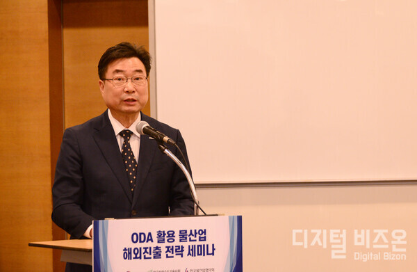 한국상하수도기술사회 손영일 회장이 30일 서울 중구 대한상공회의소에서 진행된 ODA 활용 물산업 해외진출 전략 세미나에서 환영사를 하고 있다.