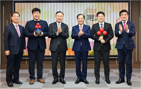 삼성글로벌리서치 제현웅 CSR연구실 부사장(왼쪽부터), 삼성전자 황준 사원대표, 삼성사회공헌업무총괄 최영무 사장, 사회복지공동모금회 김병준 회장, 삼성전자 서준영 사원대표, 사회복지공동모금회 황인식 사무총장이 1일 서울 중구 사회복지공동모금회관에서 열린 연말 이웃사랑성금 전달식에 참석해 기념 촬영하고 있다. [제공=삼성]