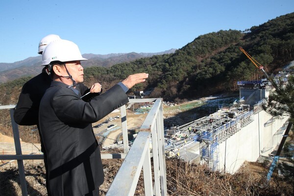 한국수자원공사 윤석대 사장이 12월 1일 원주천댐(강원도 원주시 소재) 사업현장을 찾아 진행 상황 전반을 점검했다.  [제공=한국수자원공사]