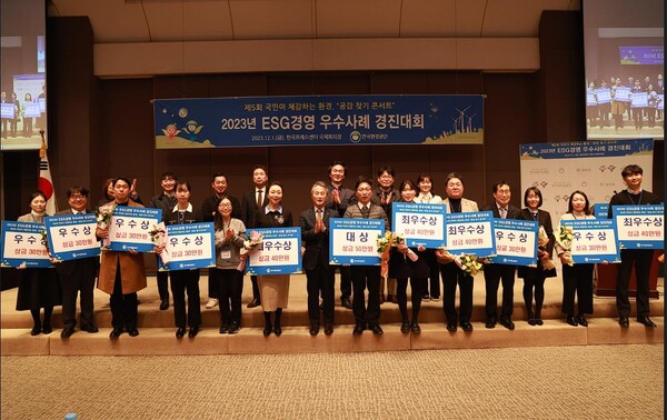 ‘공감 찾기 콘서트’ 수상자, 심사위원 단체사진