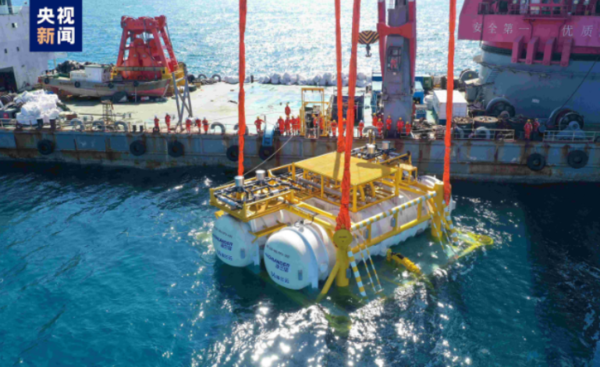 세계 최초 수중 데이터 센터의 일부를 설치하고 있다.(사진=cgtn.com) 