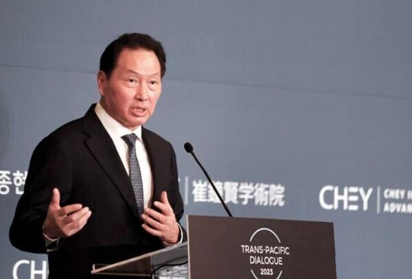 SK그룹 회장이 현지시각 4일 미국 워싱턴 D.C. 인근에서 열린 '2023 트랜스 퍼시픽 다이얼로그'에서 한일 경제협력체의 필요성을 역설하고 있다. 