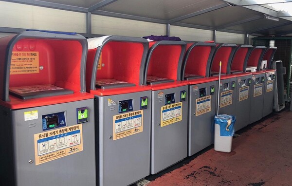 RFID종량기 현장사진.(배출자가 태그를 찍고 투입구가 열리면 음식물쓰레기를 버릴 수 있으며 배출정보 데이터가 실시간으로 공단 중앙시스템으로 전송된다)