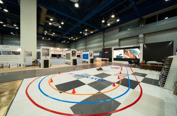 2023 KAFF (한국건축산업대전)에선보인 퀵스텝(Quick-step)전시 모습