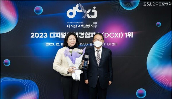 12월 11일 서울시 강남구 한국표준협회에서 진행된 ‘디지털고객경험지수(DCXI,Digital Consumer eXperience Index)’ 인증 수여식에서 삼성전자 이보나 상무(왼쪽)와 한국표준협회 강명수 회장(오른쪽)이 기념 촬영을 하고 있다. [제공=삼성전자]