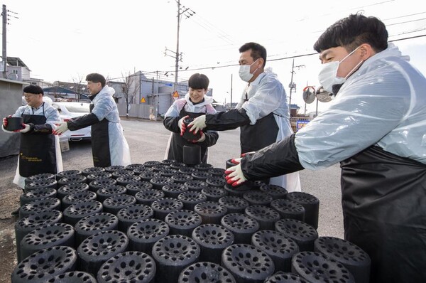 한국가스공사는 지난 13일 대구광역시 동구 방촌동 일대에서 노사합동 사랑의 연탄 나눔 봉사활동을 펼쳤다. [제공=한국가스공사]