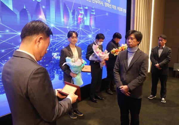 이종혁 교수가  2023 한국정보통신기술협회(이하 TTA) 우수 표준을 수상했다.
