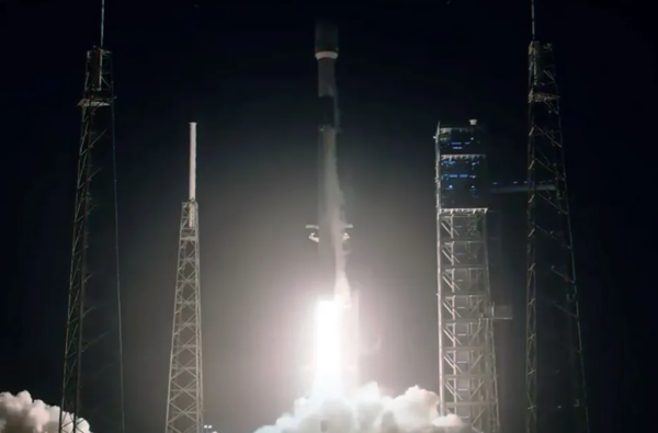 (사진=스페이스엑스) 2023년 12월 23일 토요일 플로리다주 케이프 커내버럴 우주군 기지의 40번 단지에서 스타링크 위성 23개를 실은 스페이스X 팰컨9 로켓이 발사되고 있다.