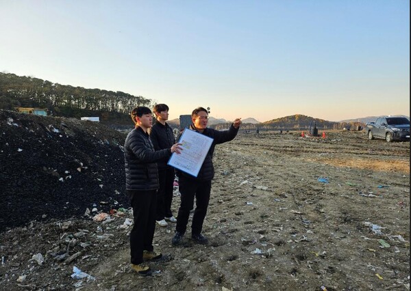 수도권매립지관리공사 직원이 폐기물 매립장 현장을 방문해검사를 시행하고 조치사항을 안내하고 있다.
