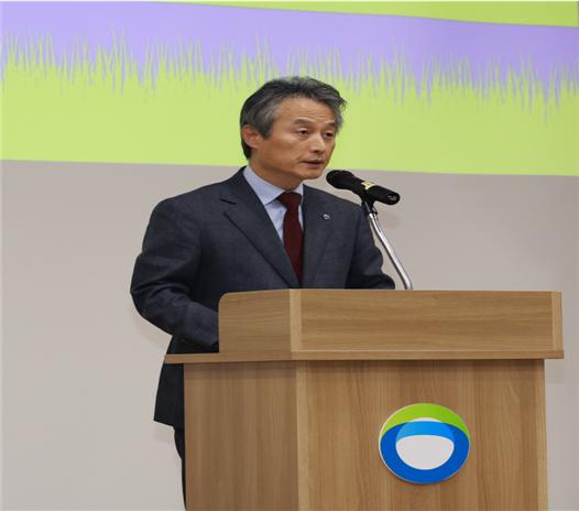 한국환경공단(이사장 안병옥)은 3일 “탄소중립시대를 선도하는 글로벌 환경전문기관”의 비전 실현을 다짐하는 새해 시무식을 개최했다. 