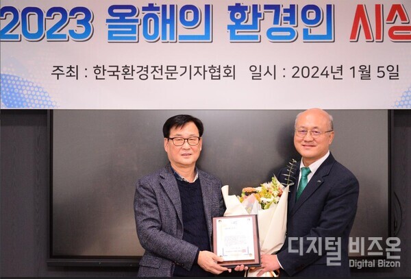  '2023 올해의 환경인'으로 선정된 최흥진 한국환경산업기술원장이 수상 소감을 전하고 있다.
