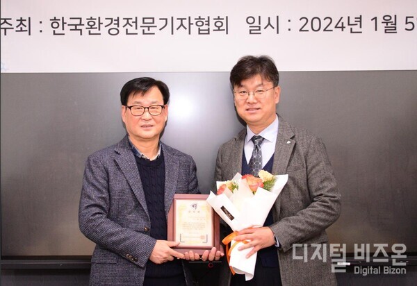  2023올해의 환경인상 시상식장에서 환경발전에 기여한 수도권매립지관리공사 류돈식 처장(오른쪽)에게 김병오 협회장이 감사패를 전달하고 있다.