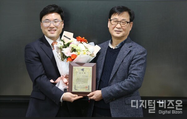  지난 6년간 환경전문기자협회장으로 수고한 김병오 회장(오른쪽)에게 신임 정경춘 회장(좌측)이 공로패를 전달한 후 기념촬영하고 있다.