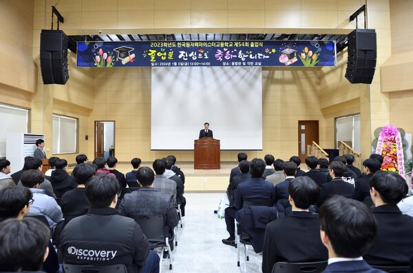 ‘한울본부 우수졸업생’ 표창 및 장학금 전달(가운데 이세용 한울본부장)