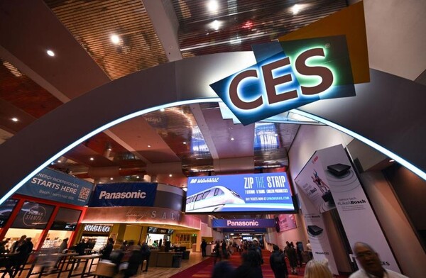  CES 2024의 라스베이거스 컨벤션 센터 로비에서 참석자들을 환영하는 표지판. (사진= Patrick T. Fallon/AFP)