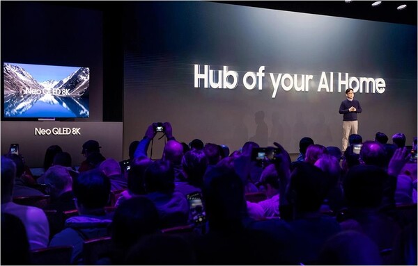 미국 라스베이거스에서 열리는 세계 최대 전자 전시회 ‘CES 2024’ 개막에 앞서 7일(현지시간) 진행된 ‘삼성 퍼스트 룩 2024(Samsung First Look 2024)’ 행사에서 삼성전자 영상디스플레이사업부장 용석우 사장이 발표하고 있는 모습. 이 날 행사에는 글로벌 미디어 400여 명이 참석했다 [제공=삼성전자]