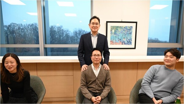 10일 서울 우면동 삼성리서치를 방문한 이재용 삼성전자 회장이 연구원들과 간담회를 가진 뒤 기념 사진을 촬영하고 있다 [제공=삼성전자]