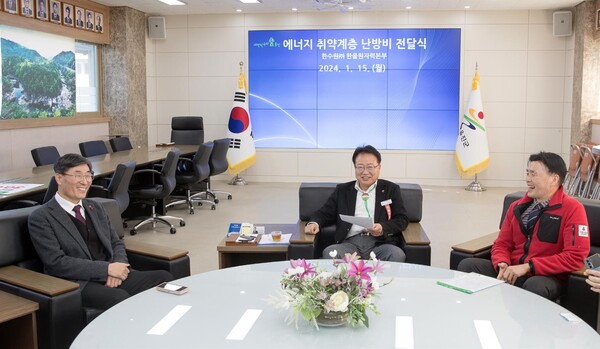 울진군 에너지 취약계층 난방비 지원금 전달 사진 [제공=한울원자력본부]