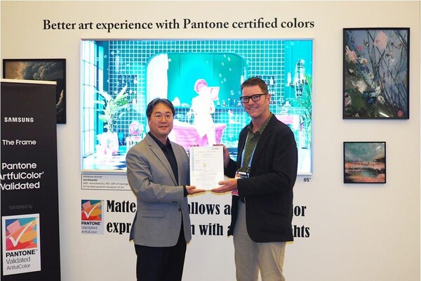 삼성전자 영상디스플레이사업부 김용재 부사장(왼쪽)과 이안 파이크(Iain Pike) ‘팬톤(PANTONE)’ 상품개발 및 라이선싱 수석 글로벌 총괄(오른쪽)이 ‘팬톤 아트풀컬러 인증’ 인증서 전달식을 가지고 있다 [제공=삼성전자]