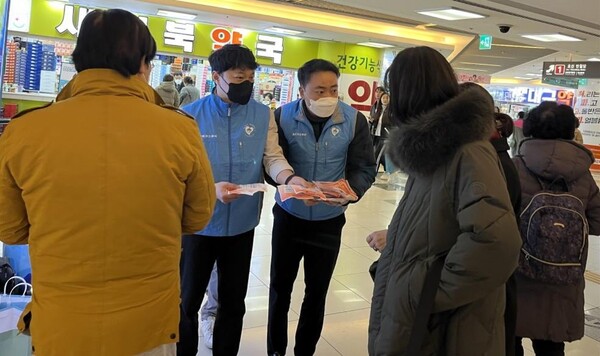 한국가스공사 대구경북지역본부는 18일 대구시 일대에서 ‘사회적 배려대상자 도시가스 요금감면 제도’를 알리는 캠페인을 진행했다 [제공=한국가스공사]