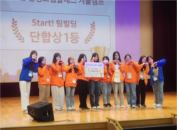 드림클래스 겨울캠프에서 팀빌딩 단합상을 수상한 멘티, 멘토들이 함께 포즈를 취하고 있다. [제공=삼성]