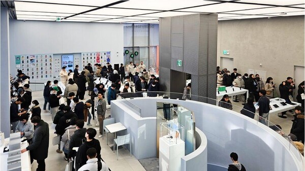 ‘갤럭시 S24 시리즈’ 사전 개통을 위해 서울시 서초구 ‘삼성 강남’을 방문한 예약자 대기 행렬 [제공=삼성전자]