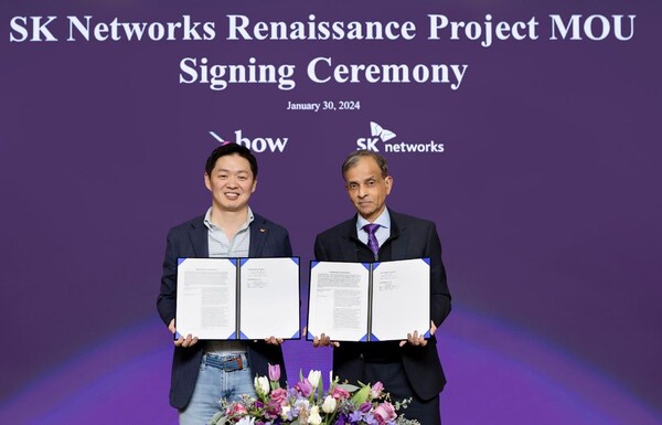 30일 진행된 ‘SK네트웍스 르네상스 프로젝트’ MOU 체결식에서 최성환 SK네트웍스 사업총괄 사장(왼쪽)과 비벡 보우캐피탈 회장 겸 새크라멘토 킹스 구단주가 기념 촬영을 하고 있다.