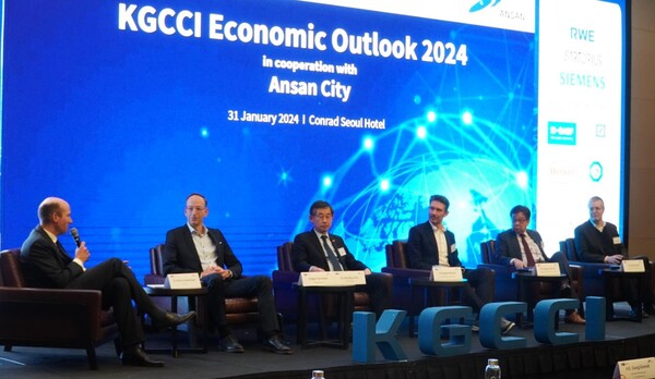 (왼쪽부터) 마틴 행켈만 한독상의 대표, 홀거 게르만 한독상의 독일 회장 및 포르쉐 코리아 대표, 김우규 머크 코리아 대표, 세페 베라르디 라 프레리/바이어스도르프 코리아 총괄이사, 조동철 한국개발연구원(KDI) 원장, 프랑크 로바식 독일무역투자진흥처 일본대표가 ‘2024년 경제 전망 (KGCCI Economic Outlook 2024)’ 토론회에 참여하고 있다. (사진=한독상공회의소 제공)