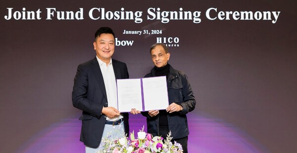  ‘하이코-보우 공동펀드’ 조성 기념식에서 김사무엘 하이코매니지먼트 대표(왼쪽)와 비벡 라나디베 보우캐피탈 회장 겸 새크라멘토 킹스 구단주가 기념 촬영을 하고 있다.