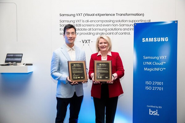 ▲ 삼성전자 영상디스플레이사업부 이양우 부사장(왼쪽)과 데너리스 레클루제(Denelise L’Ecluse) ‘영국왕실표준협회’ 매니징 디렉터(오른쪽)가 ‘개인정보 경영시스템인증(ISO/IEC 27701:2019)’·’정보보호 경영시스템 인증(ISO/IEC 27001:2022)’ 상패 전달식을 가지고 있다.