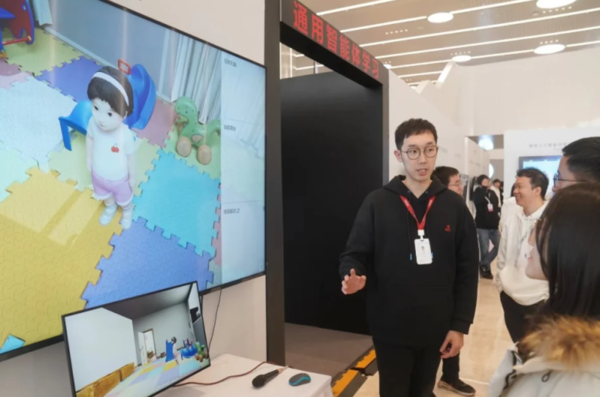 (사진=bjd.com) 베이징 일반 인공 지능 연구소(BIGAI)의 연구원이 1월 말 베이징에서 열린 일반 인공 지능 기술 전시회에서 통통과 상호 작용하는 방법을 설명하고 있다.