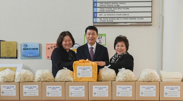 5일 인천서구청에서 수도권매립지관리공사, 마리에뜨 주식회사, 인천 서구여성단체협의회가 공동으로 설맞이 떡국떡 나눔 행사를 가졌다. 이날 행사는 매립지공사의 공익형 굿즈 판매수익금으로 마련됐다. 