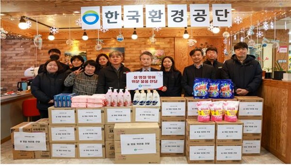 국환경공단(이사장 안병옥 사진 정 가운데)은 5일 설 명절을 맞아 관내 이웃사랑 실천을 위한 성금 및 위문품을 전달했다.