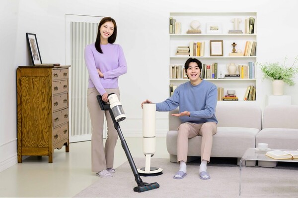삼성전자가 흡입력과 AI 기능을 강화한 무선 스틱 청소기 ‘비스포크 제트 AI’ 신제품을 8일 출시한다. 2024년형 ‘비스포크 제트 AI’는 세계 최고 수준인 최대 310와트(W)의 강력한 흡입력을 갖췄다.