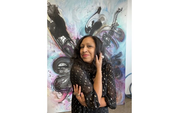 ▲ 본인 작품 앞에서 포즈를 취하고 있는 아티스트 ‘시니크 스미스(Shinique Smith)’