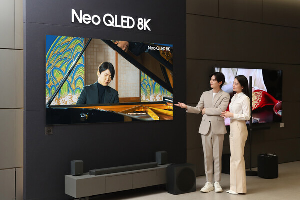 ▲ 삼성전자 모델이 삼성스토어 대치점에서 Neo QLED 8K TV로 파이니스트 조성진의 8K 라이브 연주 영상을 감상하고 있다.