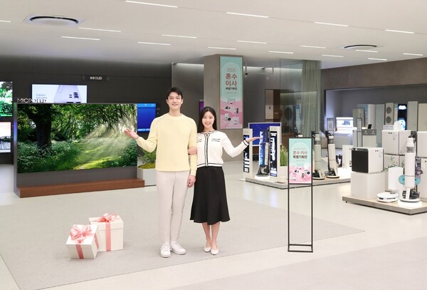▲ 삼성전자가 결혼·이사 시즌을 맞아 2월 13일부터 3월 31일까지 ‘혼수·이사 특별 기획전’을 실시한다. 삼성스토어 대치점에서 이번 기획전을 소개하는 모습.