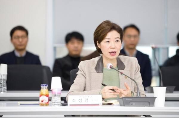 ​조성경 과기정통부 1차관이 19일 한국과학기술정보연구원을 방문해 보안 대비태세를 점검하고 있다. (사진=연합뉴스)​