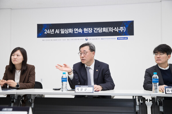 박윤규 과학기술정보통신부 제2차관이 20일 오후 서울 서초구 스튜디오랩에서 열린 '인공지능(AI) 일상화 연속 현장간담회(의식주)' 에서 인사말을 하고 있다 [사진 : 과기정통부]