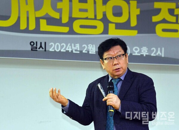 ▲ 한양여자대학교 보건행정학과 심상효 교수가 ‘EU 선진국형 친환경 해체철거공법에 대해 밯표하고 있다. 