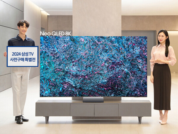 ▲ 삼성전자 모델이 삼성스토어 대치점에서 2024형 Neo QLED 8K 85형 제품을 소개하고 있다