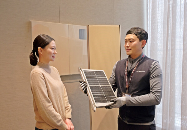 ▲ 삼성전자서비스 엔지니어가 에어컨 사전점검 서비스를 제공하는 모습