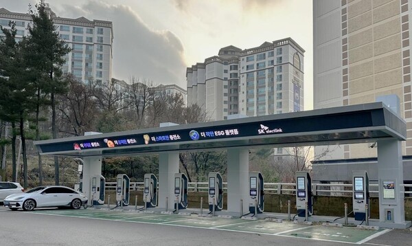 기흥휴게소(부산방향)에 구축된 SK일렉링크 전기차 충전소 전경.