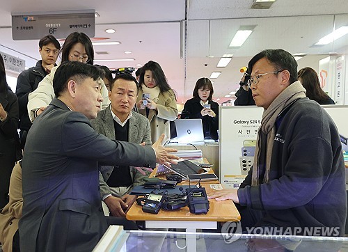 강도현 과학기술정보통신부 제2차관(왼쪽)이 단통법(이동통신단말장치 유통구조 개선에 관한 법률)의 시행령 개정을 앞두고 6일 오후 서울 광진구 강변테크노마트 휴대전화 유통점을 방문, 업주와 대화를 나누고 있다